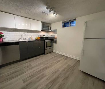 bright large one bedroom 3 minute walk to Bloor subway on quiet street - Photo 3