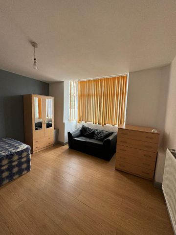 9 bedroom semi-detached house to rent - Photo 3