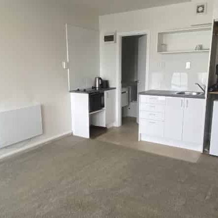 WELL PRESENTED BEDSIT: - Photo 1