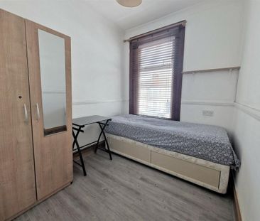 2 Bed End Terrace, Elmstead Road, IG3 - Photo 2