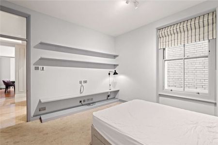 Refurbished to a high standard throughout and located in sought after garden square. - Photo 5