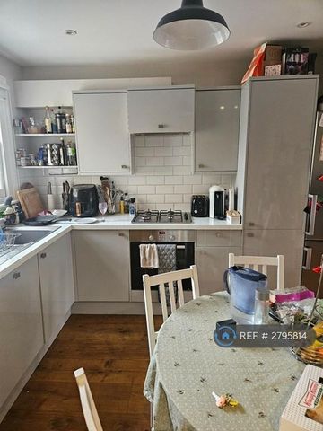3 bedroom flat to rent - Photo 4