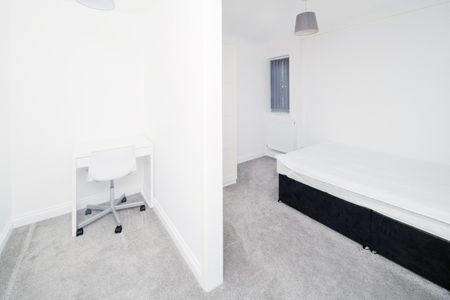 6 Bed End Terrace, Conygre Grove, BS34 - Photo 4