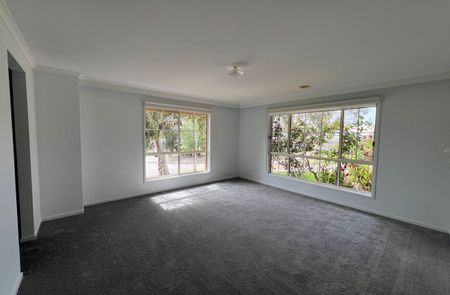 Spacious Family Home on Double Block- Garden Maintenance included - Photo 2