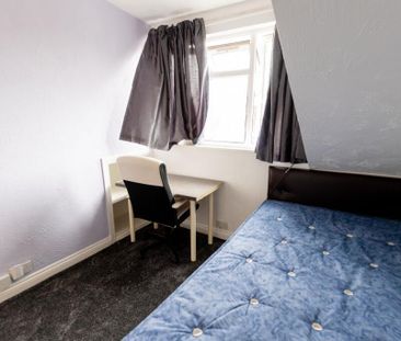 1 bedroom in a house share to rent - Photo 2