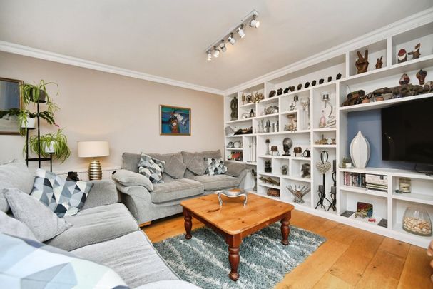 3 Bed Flat, Seymour Square, BN2 - Photo 1