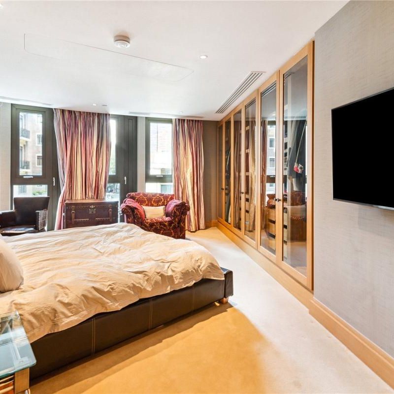 3 bedroom flat in London - Photo 1