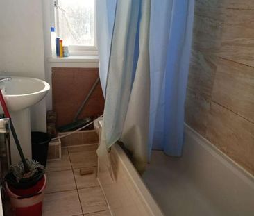 Monton Road, M30 - Photo 5