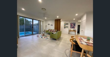 FULLY FURNISHED house within walking distance to Benowa State School, NOT available until 8 Mar 2026 - Photo 4