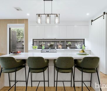 STUNNING NEAR NEW 3 BEDROOM 2 STOREY TOWNHOUSE - Photo 5