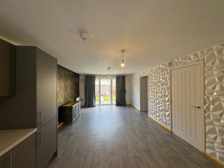 5 bedroom House To Let Total Size: 1615 SQ FT - Photo 2