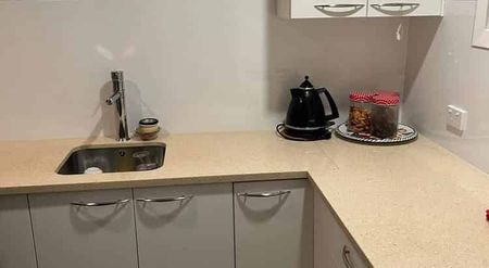 Charming 1-bedroom flat in Kensington - Photo 3