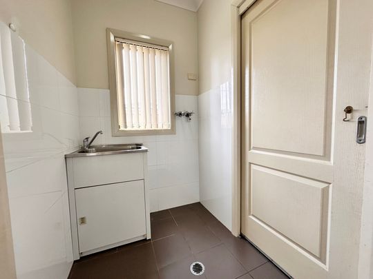 Modern, 4 Bedroom Duplex!! - Photo 1