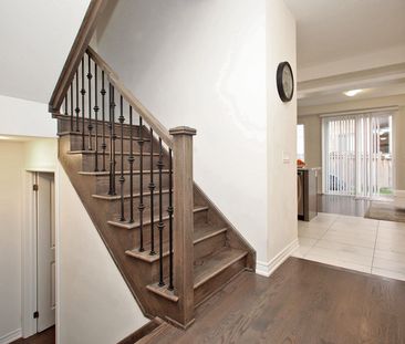 For Lease - 7 Frederick Pearson Street, East Gwillimbury, Ontario - Photo 2