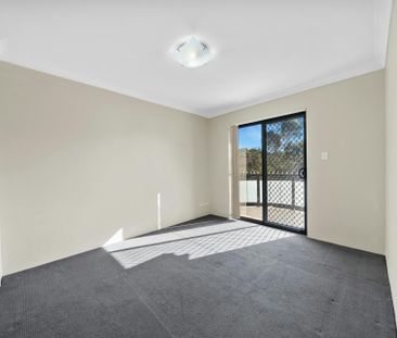 SPLIT LEVEL THREE BEDROOM IN A CENTRAL LOCATION - Photo 2