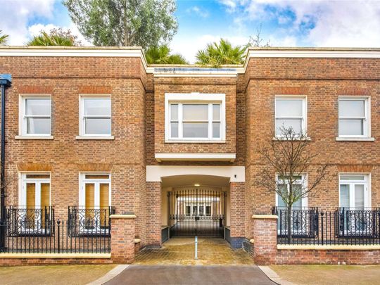 A beautiful four bedroom mews house boasting a private patio and double garage, located in the heart of Belgravia. - Photo 1