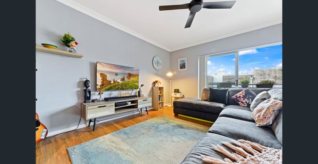 Private Top Floor Apartment - Photo 1