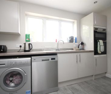 4 bedroom semi-detached house to rent - Photo 5