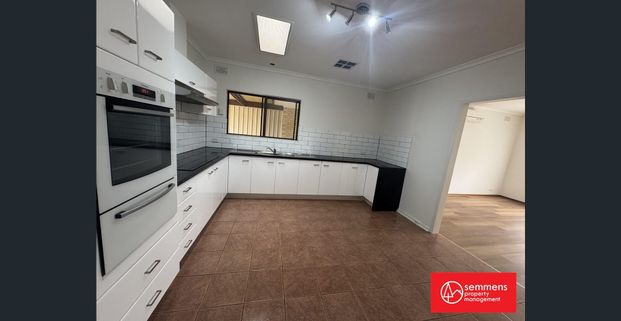 3 BEDROOM FAMILY HOME - MINUTES TO THE BEACH - Photo 1