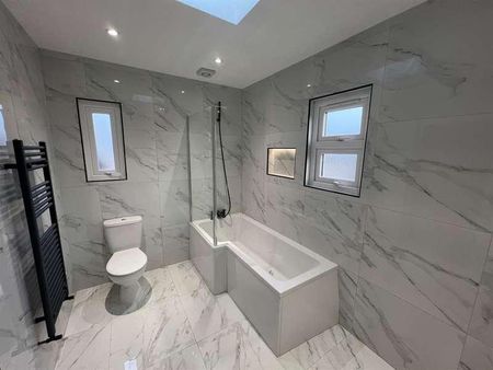 Palmerston Crescent, London, N13 - Photo 3