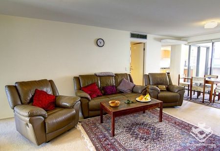 Modern & Spacious 2 or 3 Bedroom Apartment Rare Find in the Best Street of South Brisbane - Photo 3