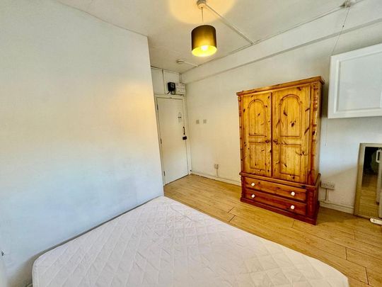 Studio to rent - Photo 1