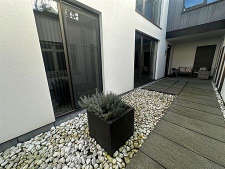 ZEER KNAP GERENOVEERD GELIJKVLOERS APPARTEMENT IN CENTRUM BERINGEN - Photo 2