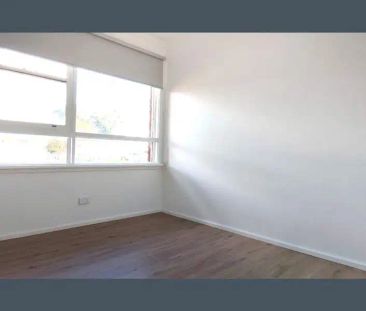 “Near new - Renovated Brick House” - Photo 4