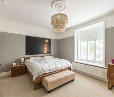 Elegant Georgian home with premium finishes, south-facing gardens a... - Photo 6