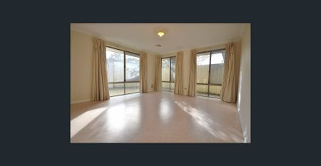 LARGE 4 BEDROOM FAMILY HOME IN PRIME LOCATION - Photo 3