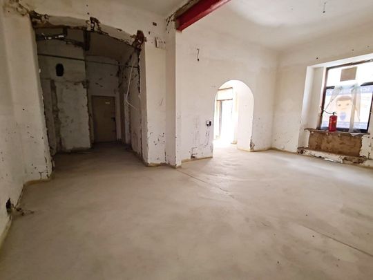 GROSSE MOHRENGASSE, straßenseitiges 77 m2 Geschäftslokal, 3 Zimmer, Nebenräume, Edelrohbau - Photo 1