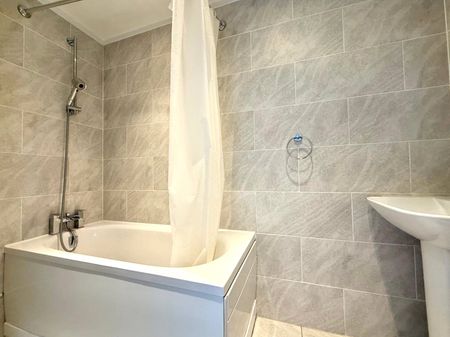 2 bedroom Maisonette in Alpine Street, Berkshire - Photo 5