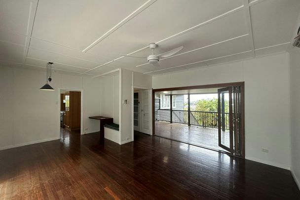 HIDDEN GEM IN SOUTH GLADSTONE WITH OCEAN VIEWS AND RUMPUS ROOM WITH SEPERATE BATHROOM! - Photo 1