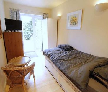 Petersham Avenue, Byfleet, KT14 - Photo 1