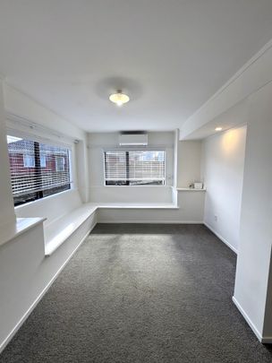 Convenient West Harbour Locationi - Photo 1
