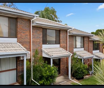 Charming Townhouse – Brand New Carpet & Paint! Ready to Move In! - Photo 2