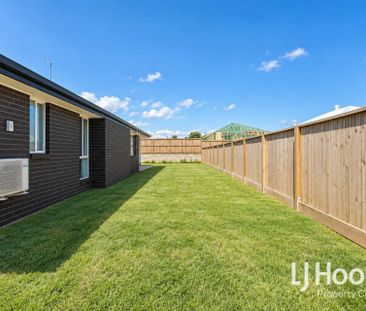 Great Location - Ideal Family Home - HUGE Backyard! - Photo 5
