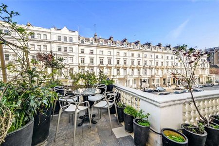 An immaculately presented interior designed one bedroom 1st floor apartment with rarely found private terrace and 4.2m high reception ceilings. - Photo 5