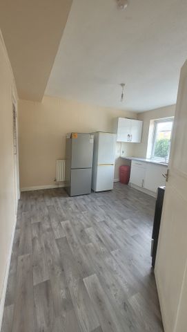 3 Bedroom Semi Detached House to Rent in Feltham - Photo 4