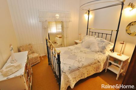 Large 4 Bedroom Home - Photo 4
