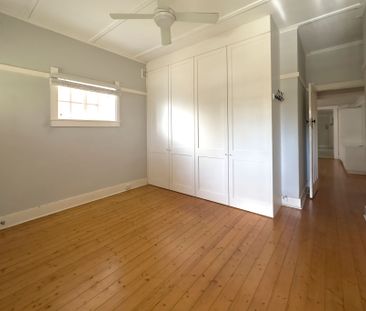 Charming Two Bedroom Apartment - Photo 2