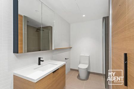 “Modern 2-Bedroom Apartment with Stunning Views in Vibrant Footscray” - Photo 4