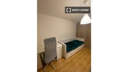 {{ $('Parse Objects').item.json.seoTitle }} - Photo 2