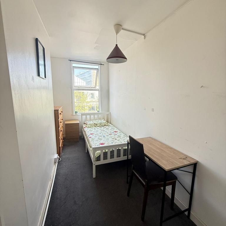 1 bedroom in a flat share to rent - Photo 1