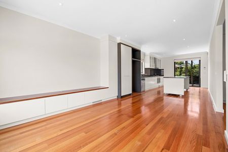 MODERN THREE BEDROOM HOME IN PRIME LOCATION - Photo 3