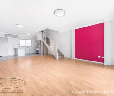 Bright spacious townhouse - Photo 3