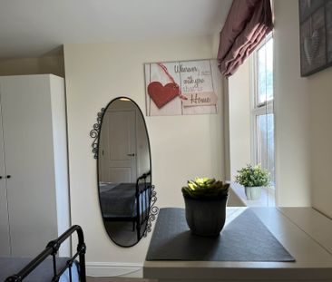 Room 4, Willowbrook, Great George Street, Godalming - Photo 5