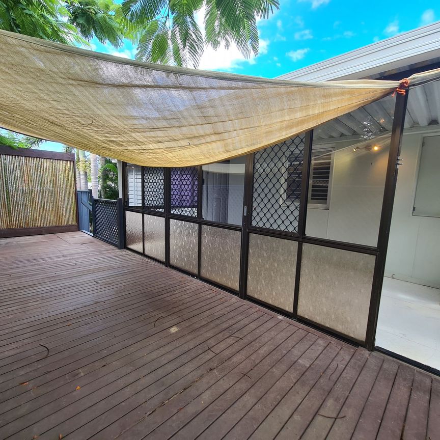 Character Queenslander with Privacy - Photo 1