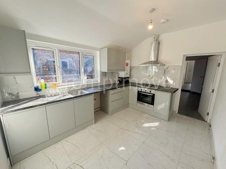 5 bedroom semi-detached house to rent - Photo 2