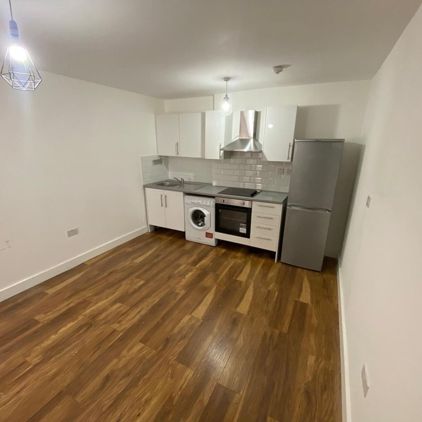Studio Flat, Romford Road, E12 - Photo 1